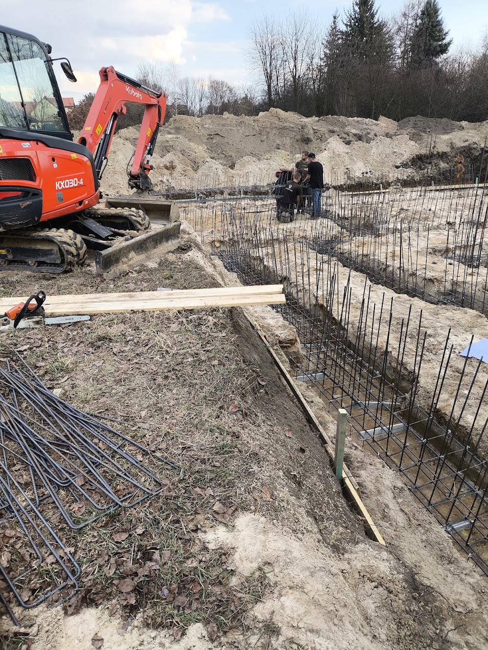 Prace minikoparką przy wykopach pod fundamenty — ANWAR Kraków