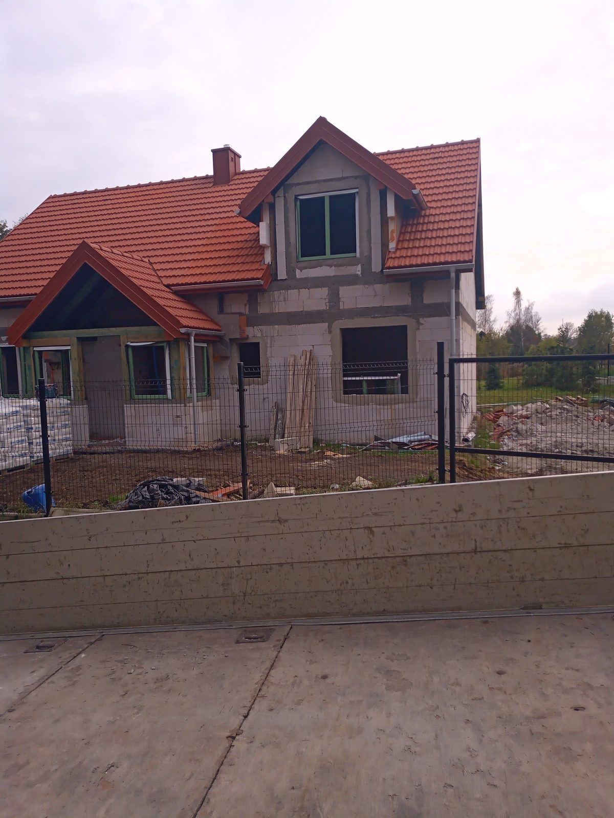 Dom w stanie surowym zamkniętym z dachem — realizacja ANWAR